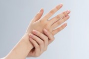 손이 떨리는 증상 ‘이’ 질환 의심해야