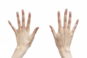 최근 양쪽 손 관절이 붓고 뻣뻣한 증상이 나타난 적이 있다면? 류마티스 관절염 의심스러워